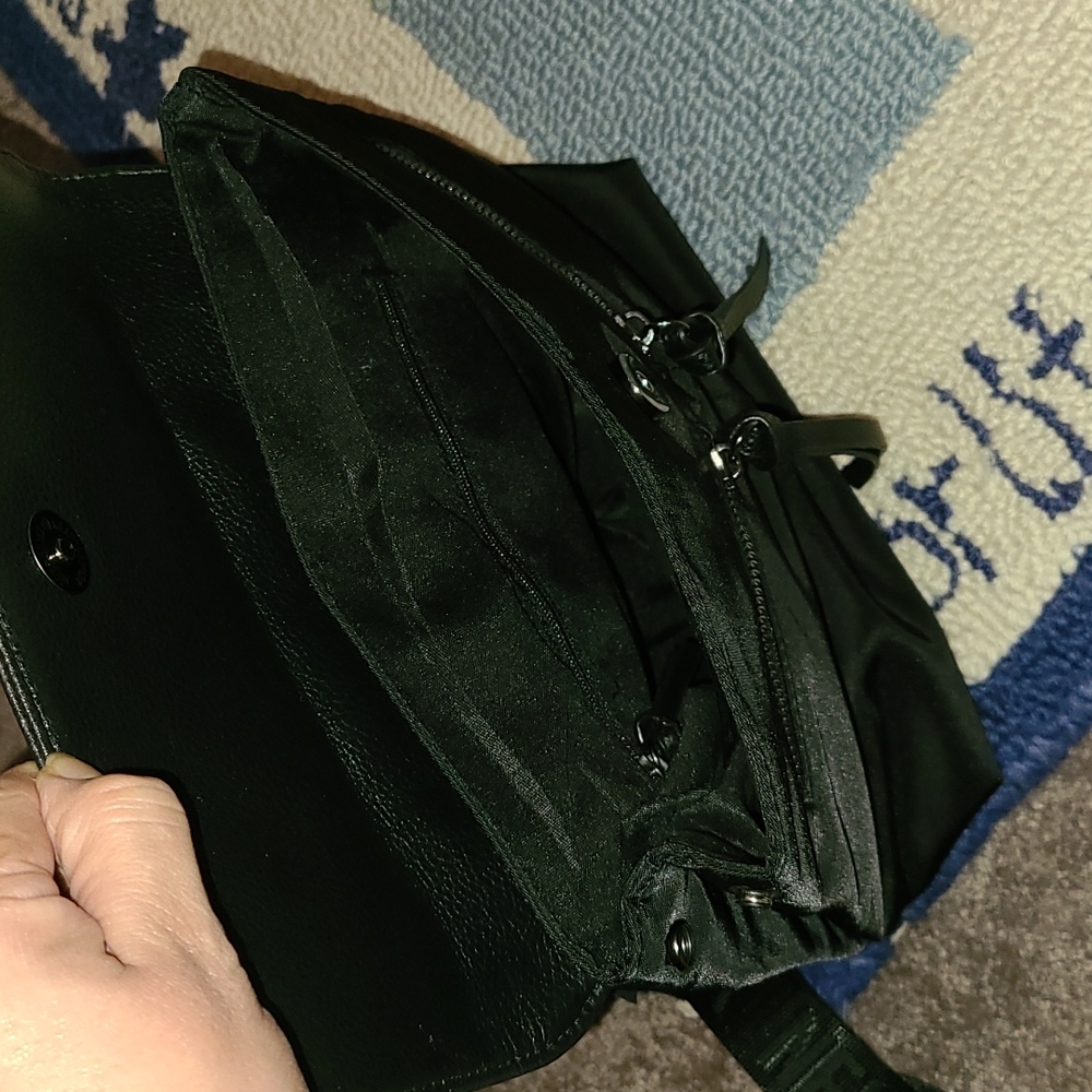 Black back pack - Picture 3 of 3